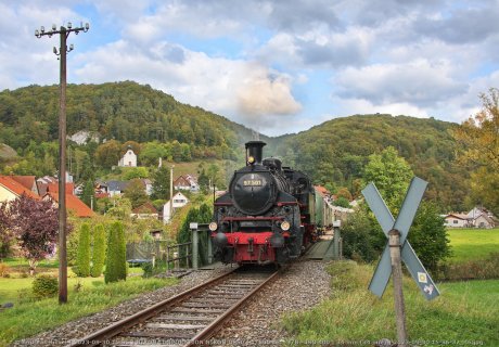 97 501 in der Ortsdurchfahrt Hütten