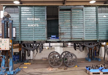 Württ. H-Wagen auf den Hebeböcken