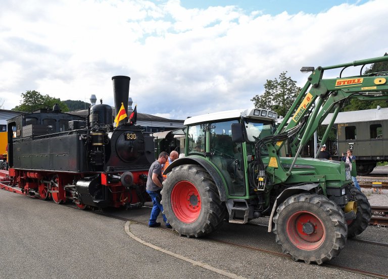 Das letzte Stück zieht der Traktor die T3 zum Aufrüstplatz