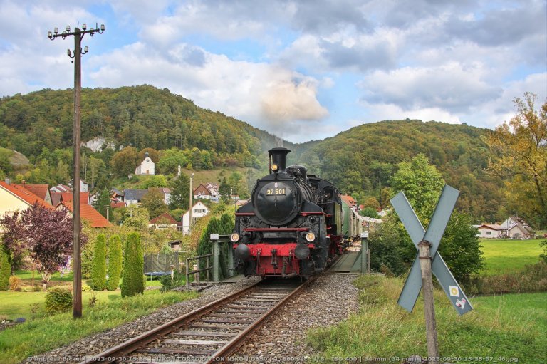 97 501 in der Ortsdurchfahrt Hütten