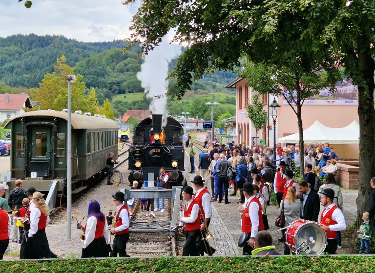 Empfang des Jubiläumszuges für Ehrengäste in Ottenhöfen