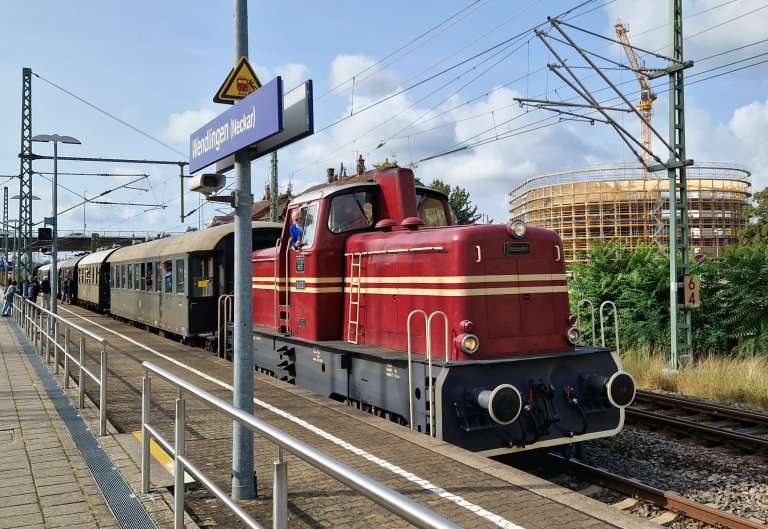 Der Überführungszug nach Münsingen mit V70 an der Spitze in Wendlingen am Neckar