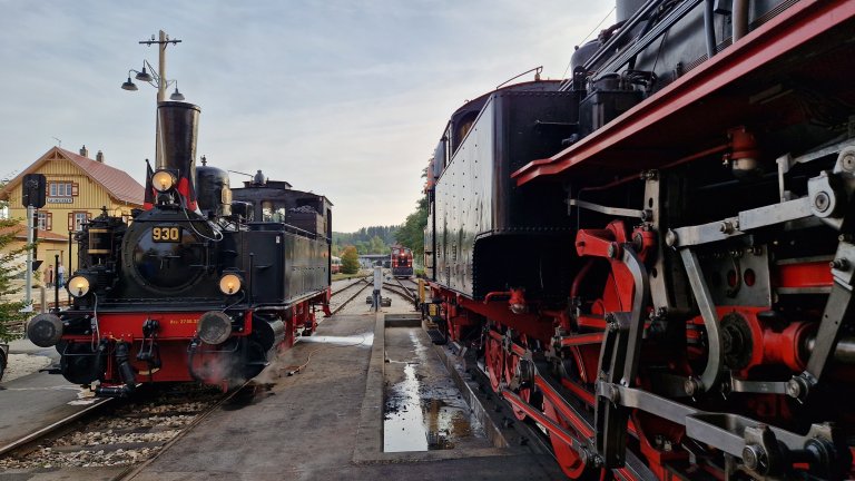 Traute Zweisamkeit unter Schwestern vor dem Münsinger Lokschuppen