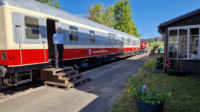 Der SAB-Fahrradwagen mit der Fotoausstellung in Engstingen