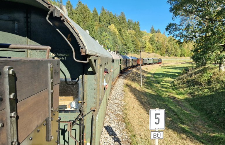 Beide Züge vereinigt mit je einer Lok vorne und hinten auf der Fahrt nach Münsingen