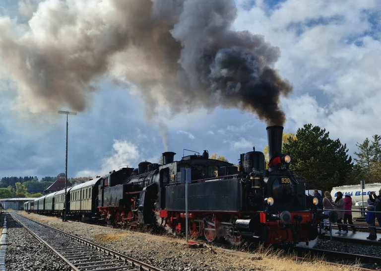 Der 13-Uhr-Zug kurz vor der Abfahrt bei gefährlichem Himmel