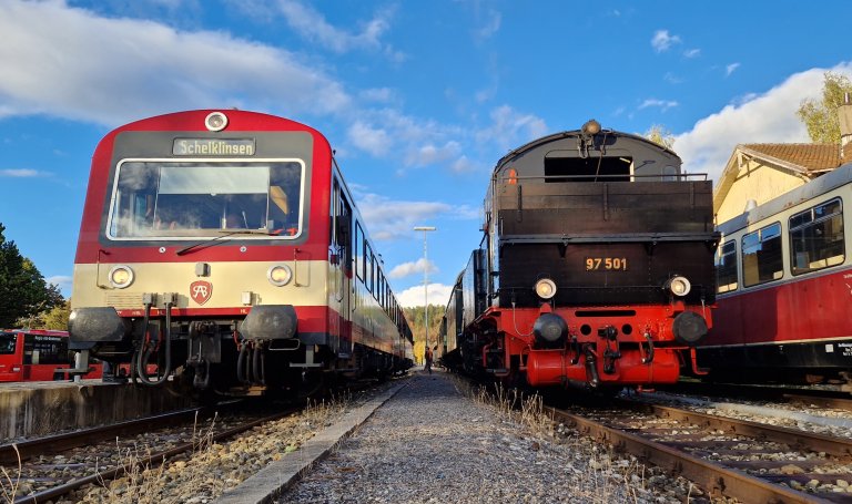 Rendezvous der Generationen im Bahnhof Münsingen. Der NE81 ist auch schon wieder "Vintage"