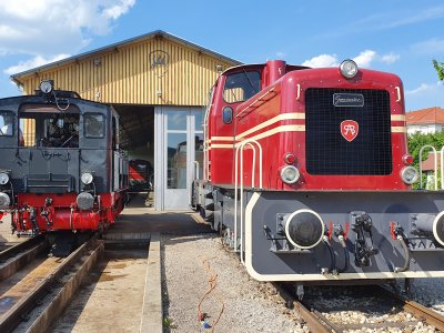 SAB-Loks T3 930 und V70 vor dem Münsinger Lokschuppen